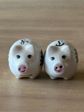 Vtg 80s 90s White Ceramic Floral Kissing Pigs 2" Tall Salt & Pepper Shakers Set